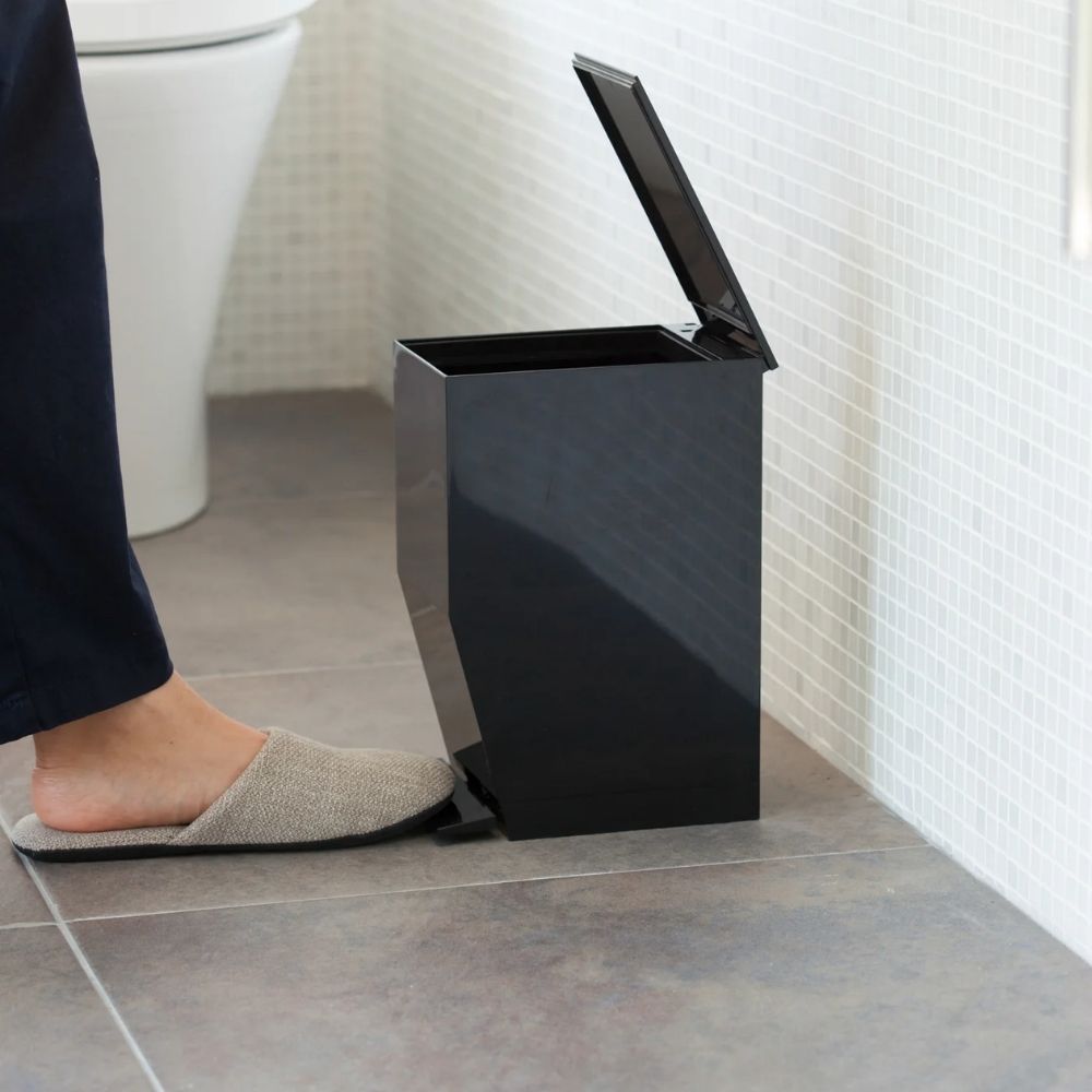 פח TOWER לשירותים שחור