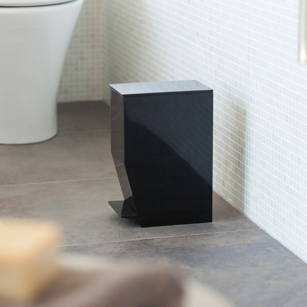 פח TOWER לשירותים שחור