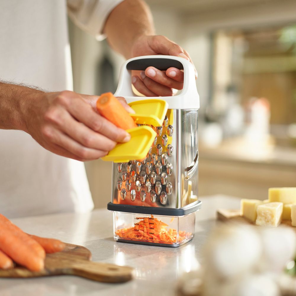 פומפיה עם כלי אחיזה צהוב