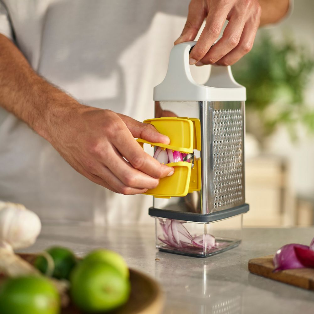 פומפיה עם כלי אחיזה צהוב