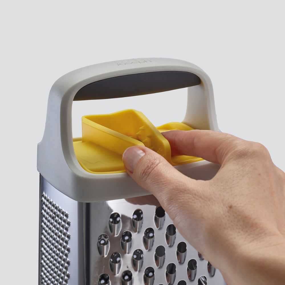 פומפיה עם כלי אחיזה צהוב