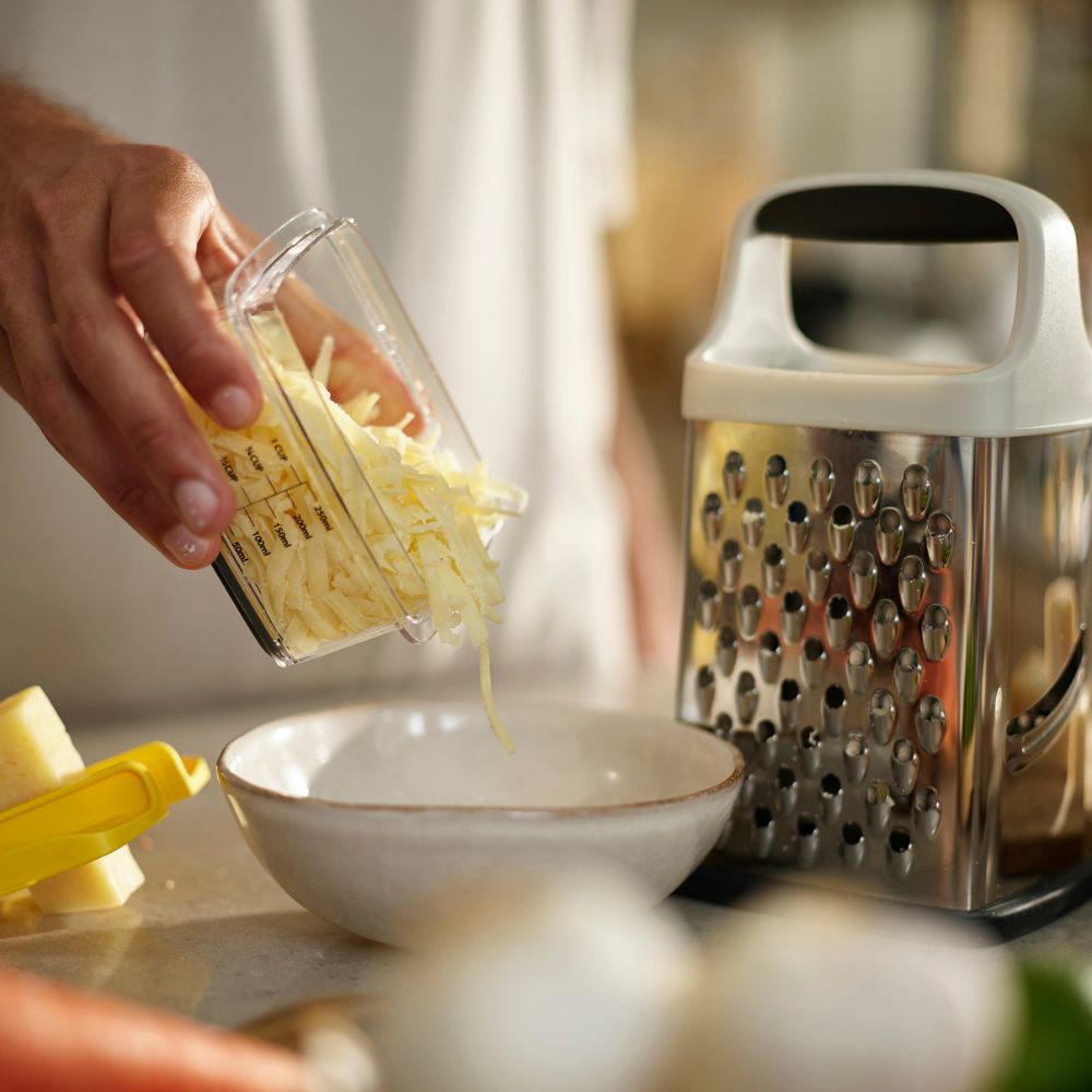 פומפיה עם כלי אחיזה צהוב