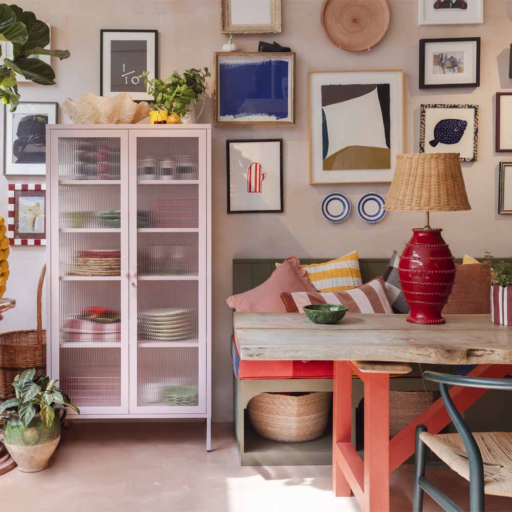 ארון דלתות זכוכית COLLECTOR ורוד בהיר