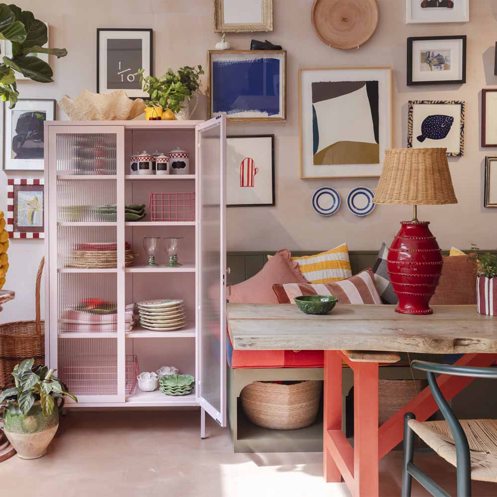 ארון דלתות זכוכית COLLECTOR ורוד בהיר