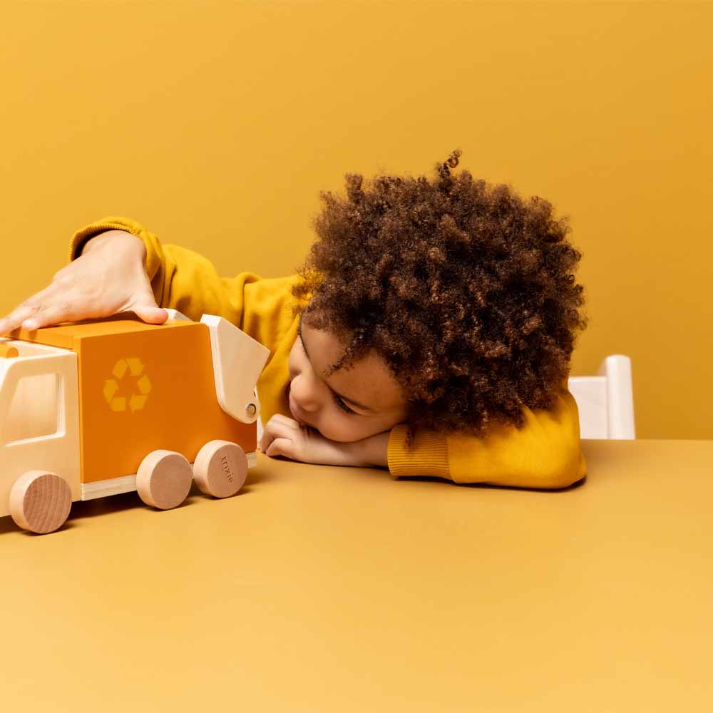 משאית אשפה עם חיות מעץ