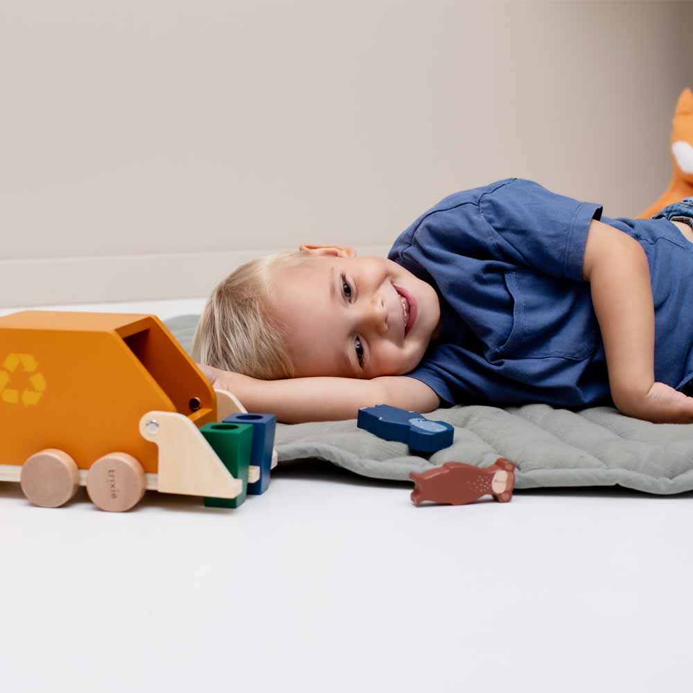 משאית אשפה עם חיות מעץ