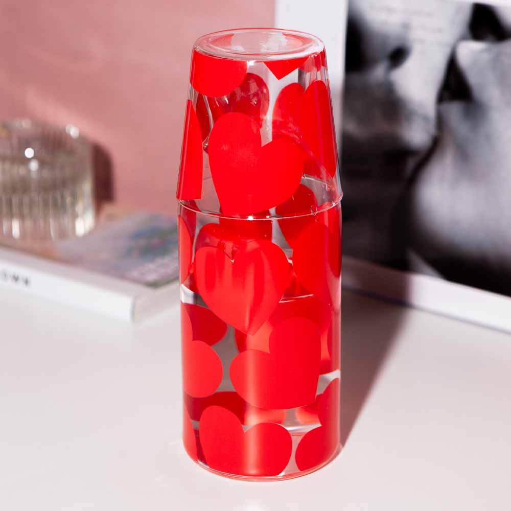 כד עם כוס זכוכית - לב