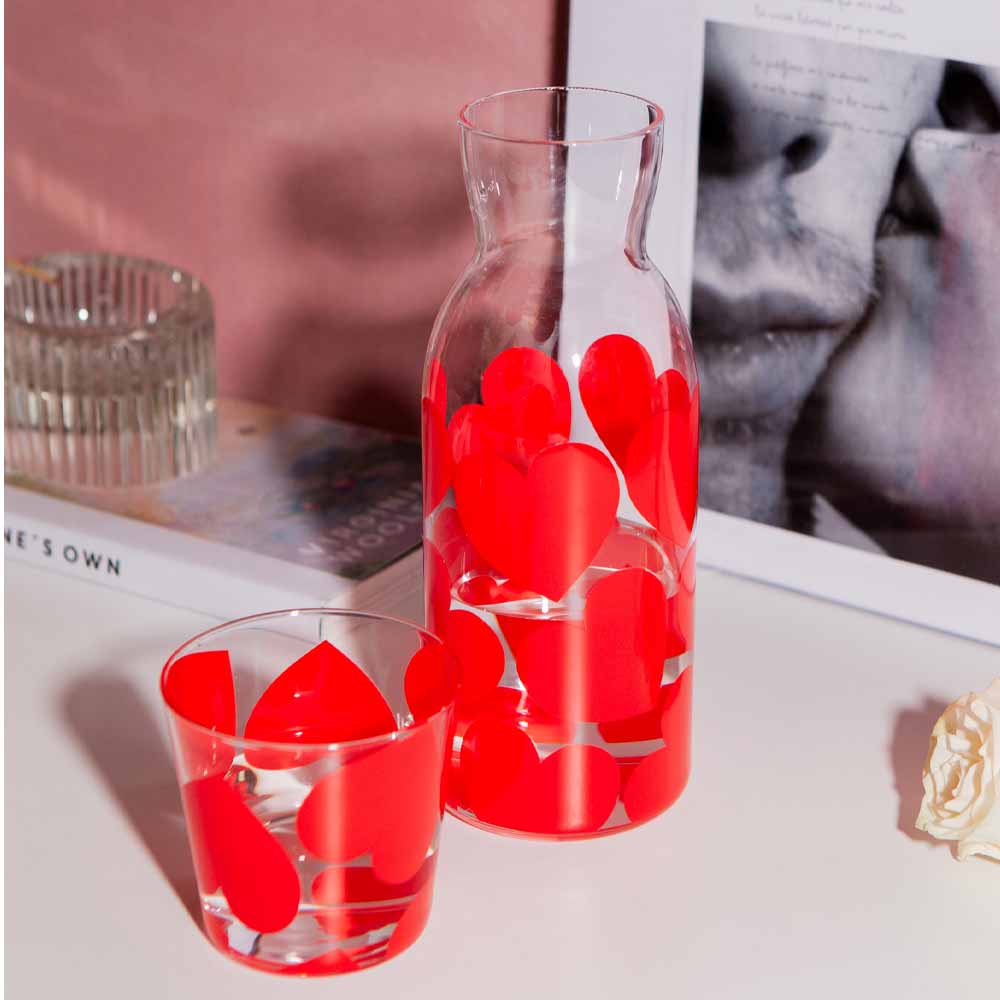כד עם כוס זכוכית - לב
