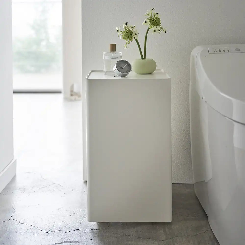 שולחן צד הזזה עם מעמד לנייר טואלט לבן