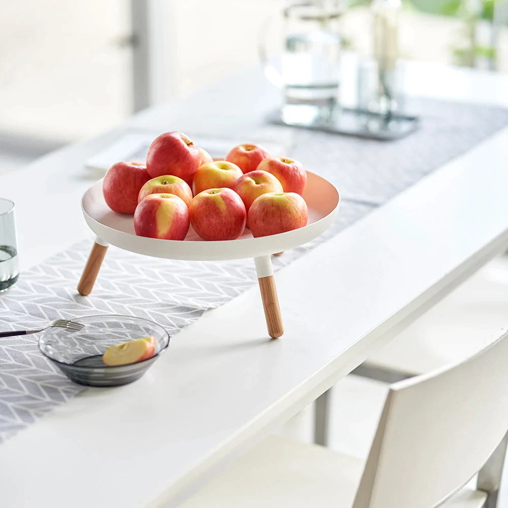 מגש לבן עם רגליי עץ