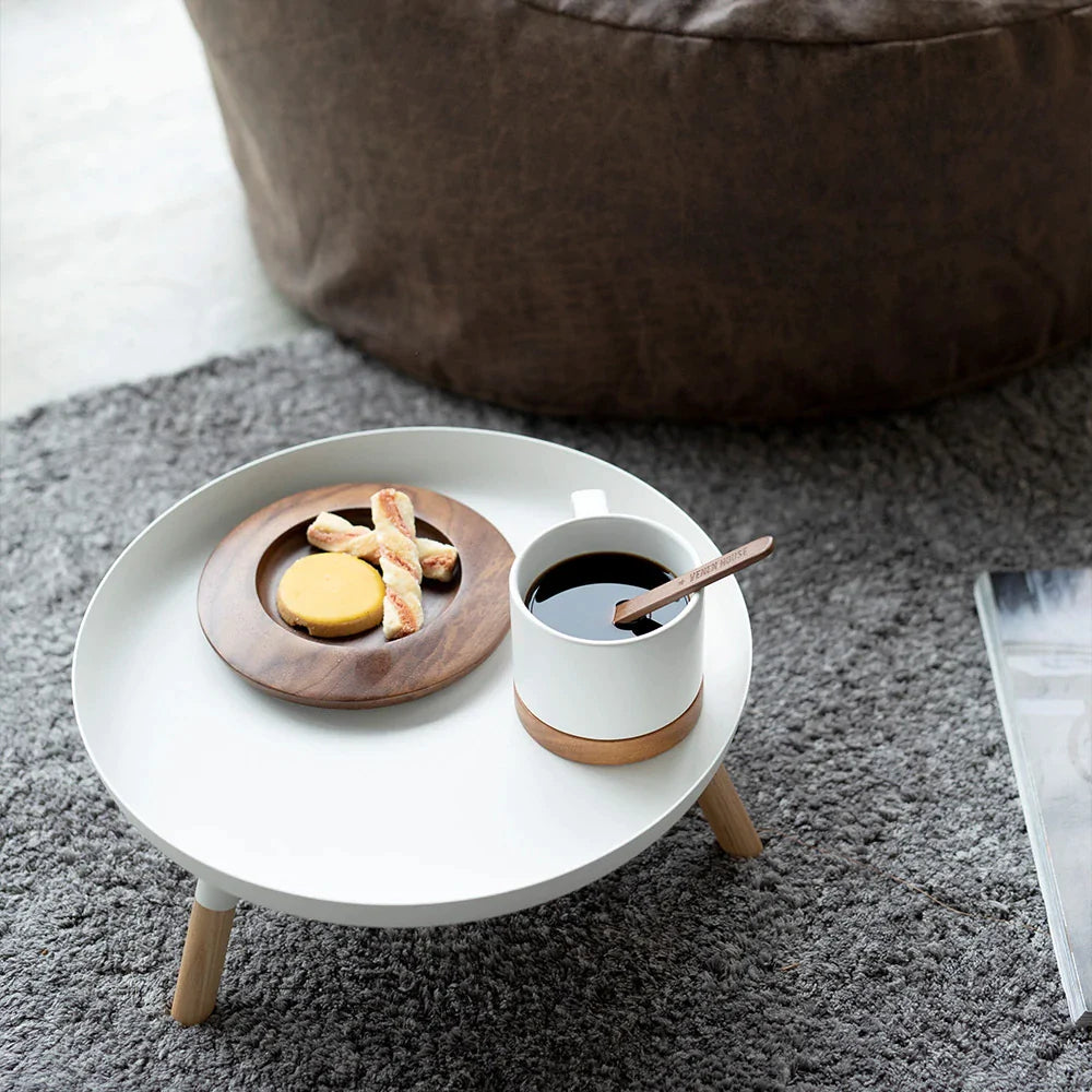 מגש לבן עם רגליי עץ