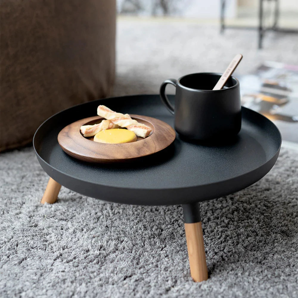 מגש שחור עם רגליי עץ