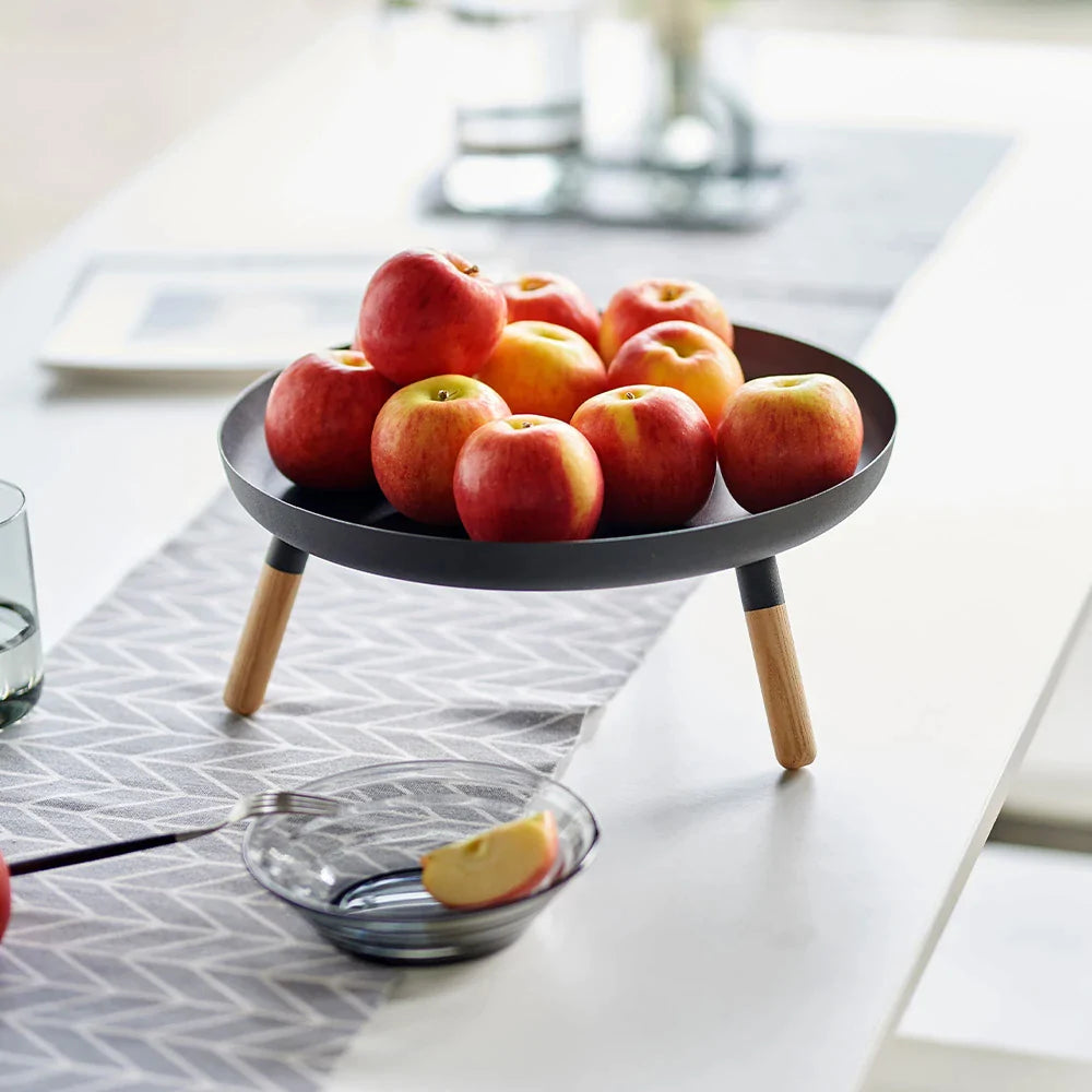 מגש שחור עם רגליי עץ