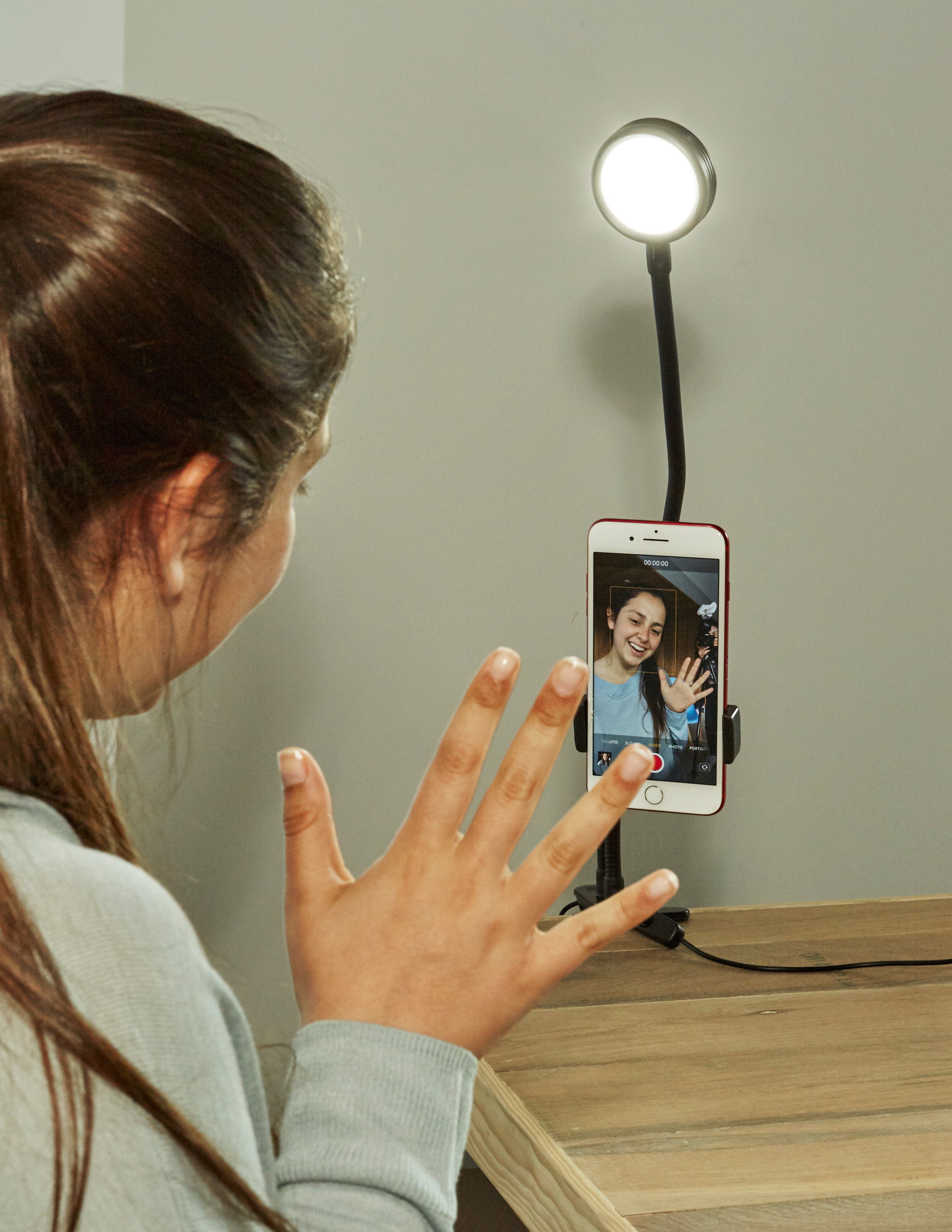 מעמד לטלפון עם מנורה