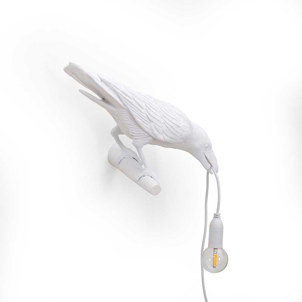 מנורת ציפור לבנה מסתכלת ימינה