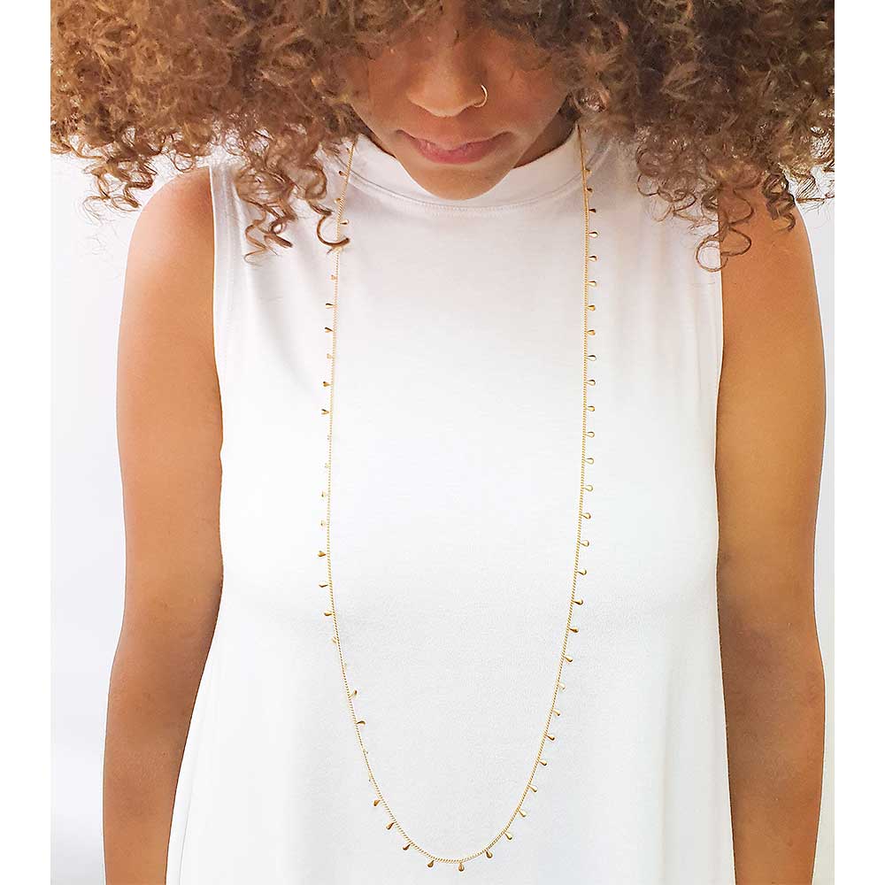 שרשרת טיפות מרווחת ארוכה