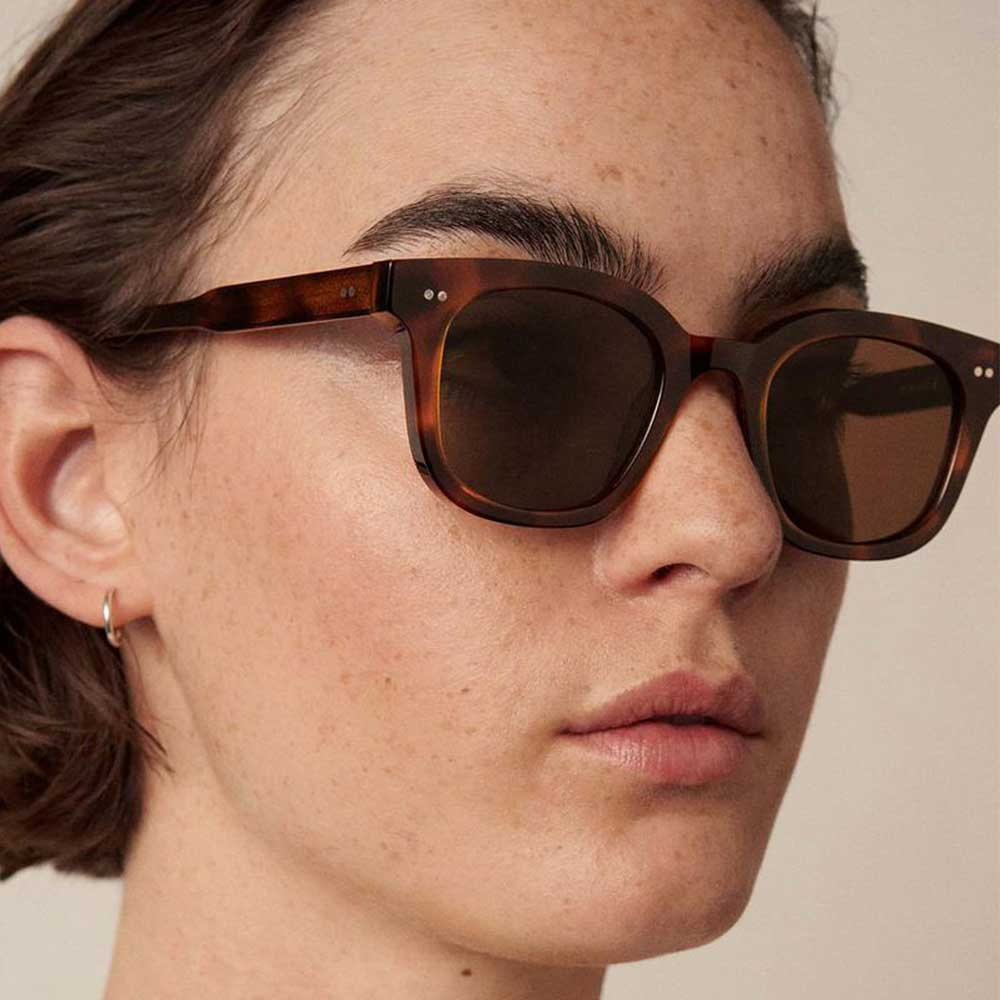 משקפי שמש מנומר 02 CHIMI דוגמנית