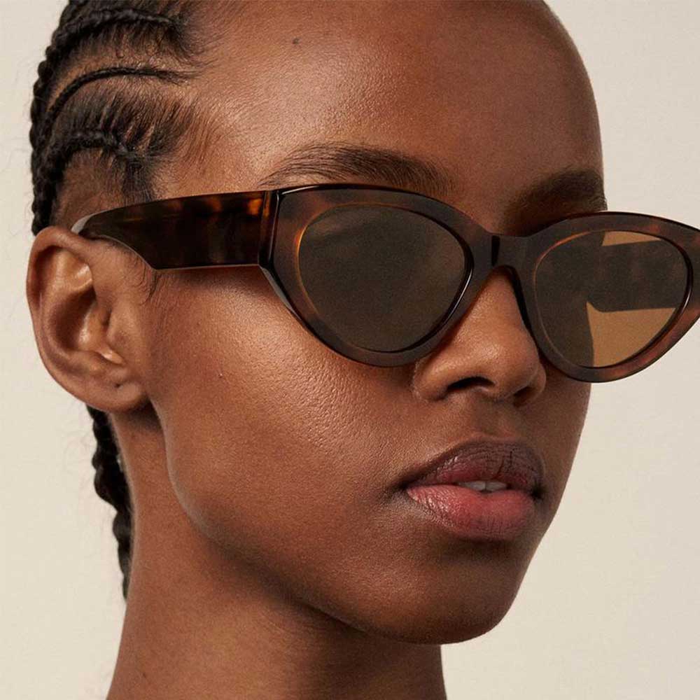 משקפי שמש מנומר 06 CHIMI דוגמנית