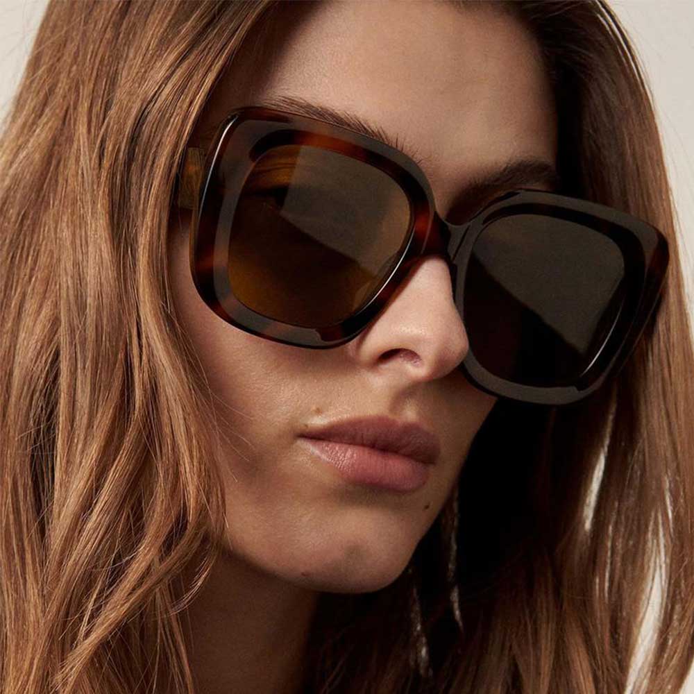 משקפי שמש מנומר 10 CHIMI דוגמנית