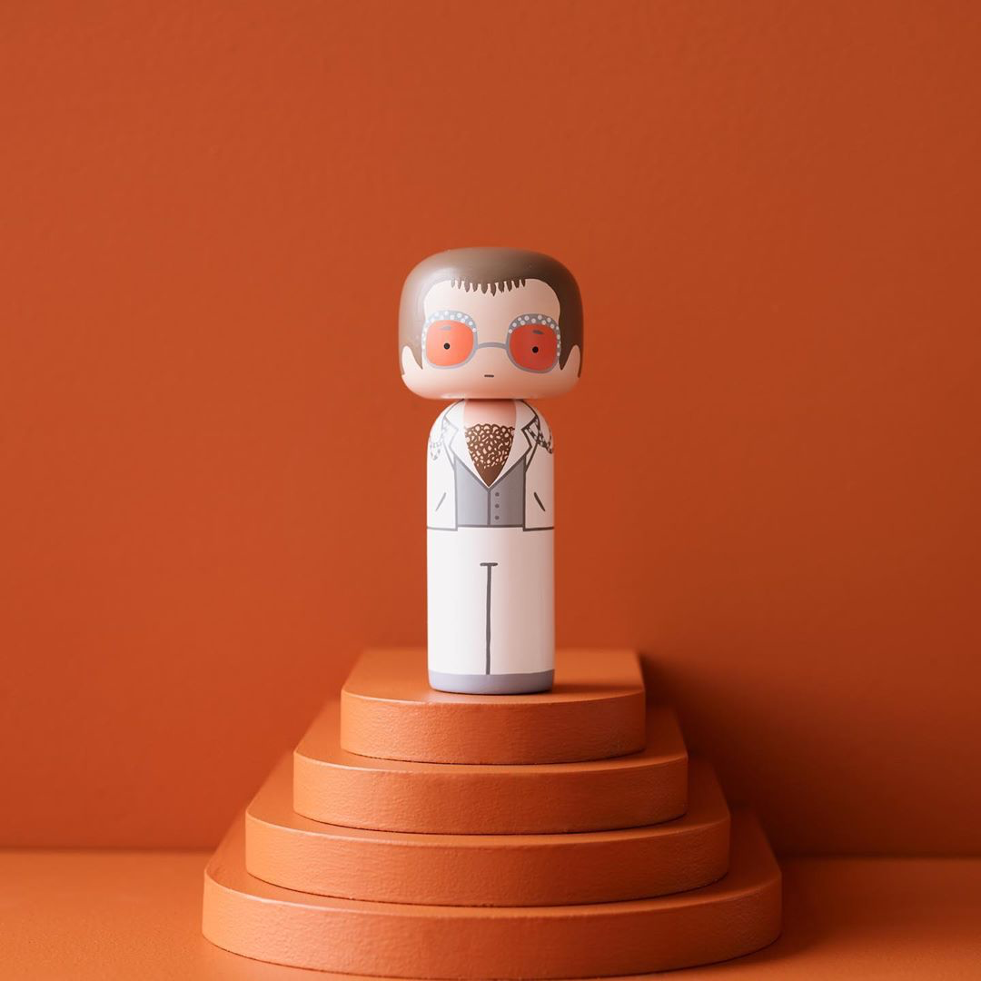 בובת אלטון בבגד לבן