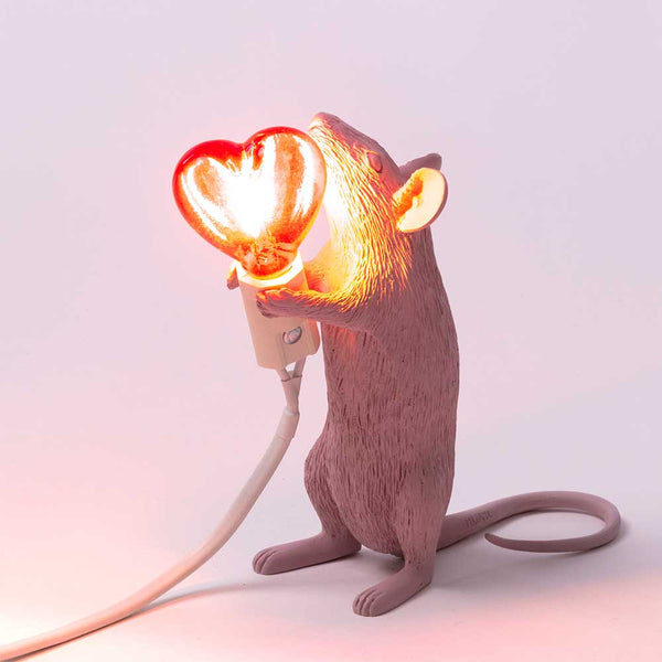 מנורת עכבר אדום עומד