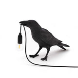 מנורת ציפור שחורה ממתינה